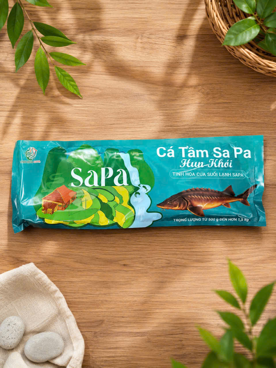 CÂU CHUYỆN SẢN PHẨM CÁ TẦM SA PA HUN KHÓI THỨC MAI FOOD
Giữa muôn vàn khó khăn và thách thức của thị trường, Thức Mai Food luôn kiên trì theo đuổi một mục tiêu duy nhất: tạo ra những sản phẩm chất lượng, thơm ngon và mang đậm giá trị của núi rừng Tây Bắc.
Từ những con cá tầm được nuôi trong nguồn nước lạnh tinh khiết của Sa Pa, chúng tôi tuyển chọn kỹ lưỡng từng nguyên liệu trước khi đưa vào chế biến. Điều làm nên sự khác biệt của Cá Tầm Sa Pa Hun Khói Thức Mai Food chính là sự kết hợp hài hòa giữa cá tầm tươi ngon với những loại gia vị đặc trưng của vùng cao như thảo quả, hoa hồi và quế.
Qua quá trình tẩm ướp công phu và hun khói theo phương pháp riêng, từng thớ thịt cá giữ được độ mềm ngọt tự nhiên, hòa quyện cùng hương thơm nồng ấm của núi rừng Tây Bắc. Mỗi miếng cá không chỉ là một món ăn ngon mà còn là câu chuyện về sự sáng tạo, tâm huyết và khát vọng nâng tầm đặc sản Sa Pa.
Cá Tầm Sa Pa Hun Khói Thức Mai Food – tinh hoa từ nguồn nước lạnh Sa Pa, đậm đà hương vị Tây Bắc, mang đến trải nghiệm ẩm thực độc đáo cho mọi gia đình.
Thông điệp sản phẩm: "Giữ trọn vị ngọt của cá tầm Sa Pa – gửi gắm hương thơm núi rừng Tây Bắc trong từng thớ cá."